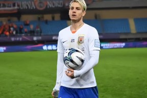 爱游戏中国体育-足总杯冲刺阶段再迎强敌，费耶诺德官宣签约，主帅态度——气氛紧张，年轻球员得到机会的简单介绍